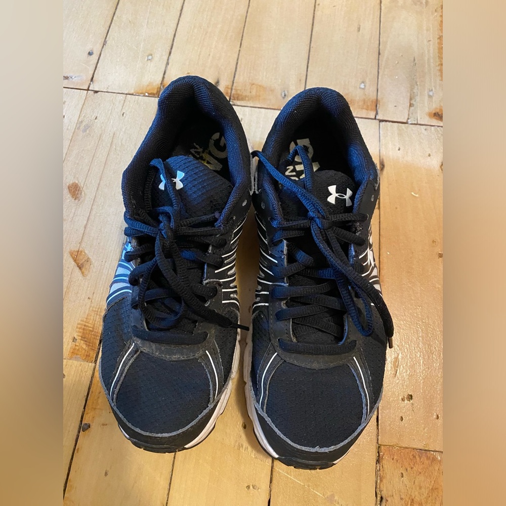 Under armour women’s rubber shoes size 7.5 color black and white pre owned